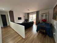 Piso   de 3 dormitorios,1 ba&ntilde;o, sal&oacute;n totalmente amoblada, cocina, amplia terraza desde el sal&oacute;n hasta dos dormitorios, cuartos exteriores, calefacci&oacute;n gas ciudad, puertas nuevas, aire acondicionado, suelo tarima.  Precio:110.000&euro;