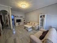 Piso   de 3 dormitorios,1 ba&ntilde;o, sal&oacute;n totalmente amoblada, cocina, amplia terraza desde el sal&oacute;n hasta dos dormitorios, cuartos exteriores, calefacci&oacute;n gas ciudad, puertas nuevas, aire acondicionado, suelo tarima.  Precio:110.000&euro;