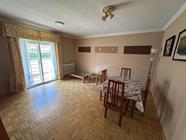 Piso   de 3 dormitorios,1 ba&ntilde;o, sal&oacute;n totalmente amoblada, cocina, amplia terraza desde el sal&oacute;n hasta dos dormitorios, cuartos exteriores, calefacci&oacute;n gas ciudad, puertas nuevas, aire acondicionado, suelo tarima.  Precio:110.000&euro;